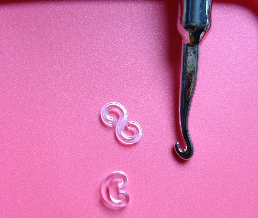 Для закрепления резинок используют застежки в виде буквы «С» либо «S»