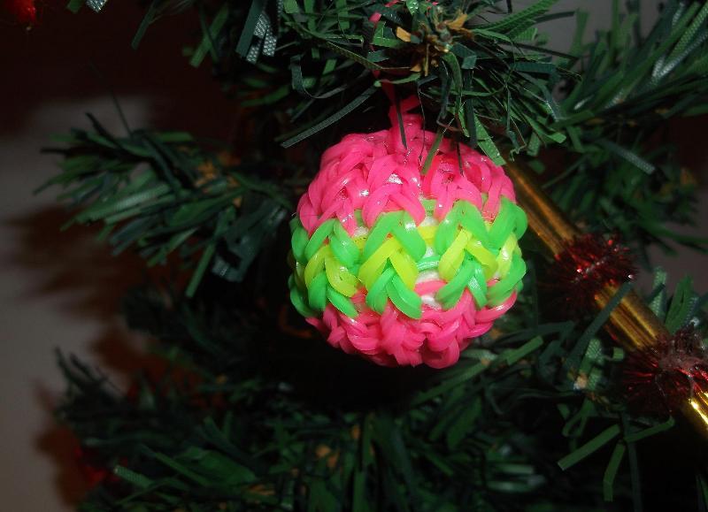 На Новый год из резиночек можно сделать шарик на елку